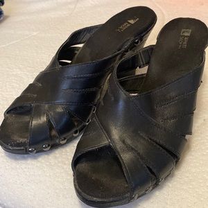 Black clog like sandals in size 8.5. White Mountain.